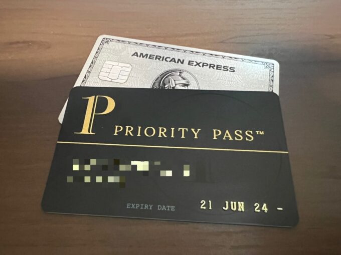 プライオリティパスで同伴者が無料になるカード