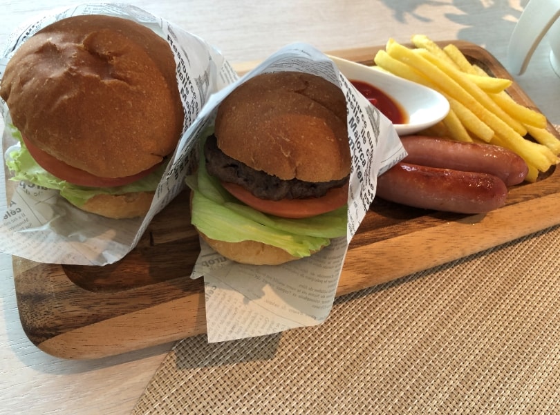 イラフSUI宮古島の朝食キッズ料理（ハンバーガー）