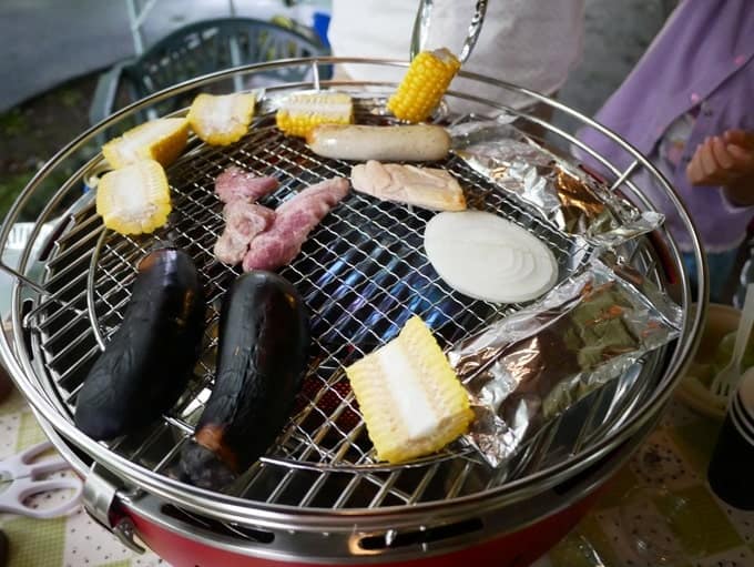 軽井沢マリオットホテルBBQで肉と野菜が焼かれている写真