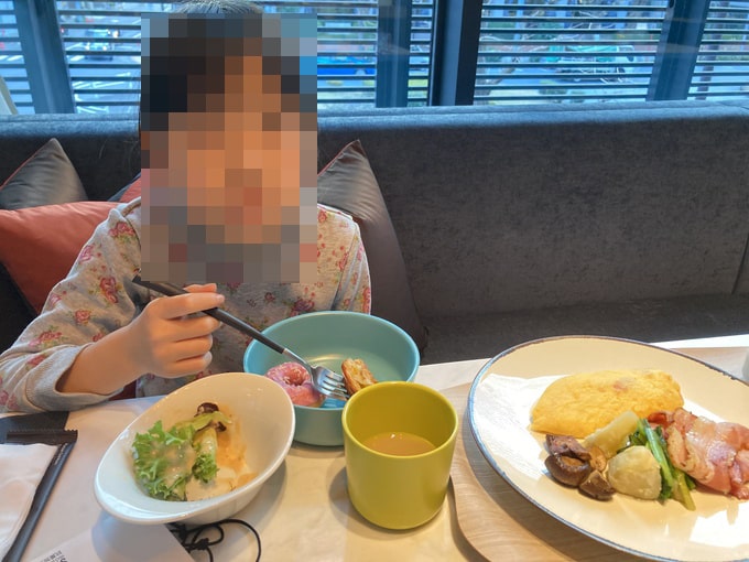 アロフト東京銀座の無料朝食を食べる子供