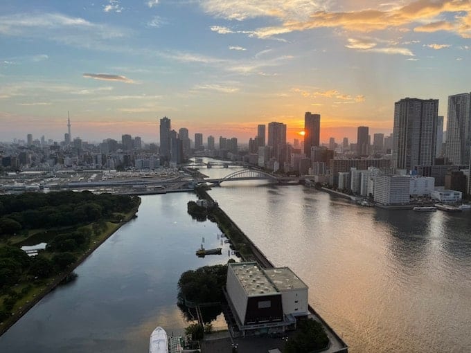 メズム東京の朝焼け