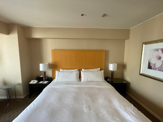 シェラトン都ホテル大阪の客室のベッド