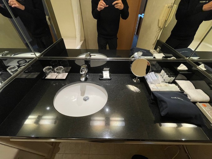 シェラトン都ホテル大阪の客室の洗面台