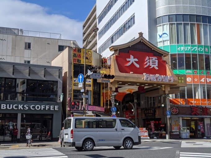 大須商店街までは地下鉄で約15分